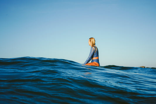Slate Blue – Unsere neue Surfbikini-Farbe für alle, die das Meer lieben