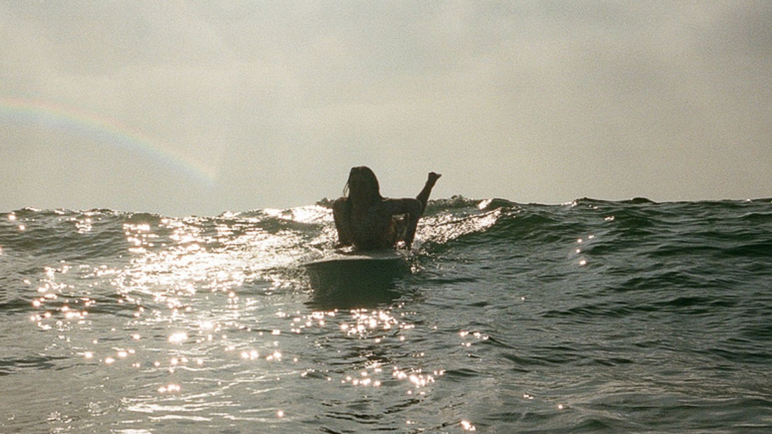 Surferin auf einer Welle