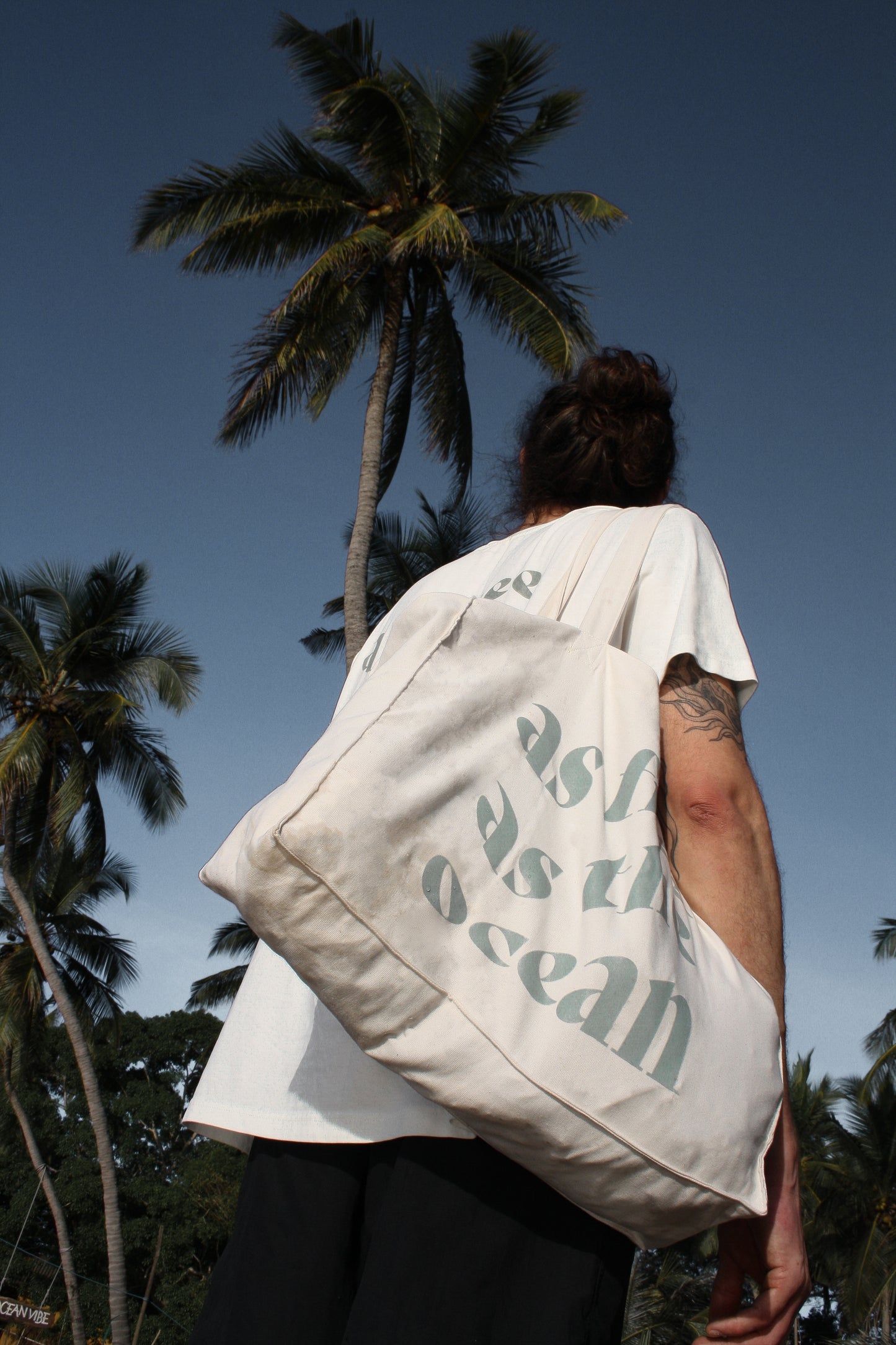 AFATO beachbag with motivational print – 'As Free As The Ocean' – perfect for storing your surf gear and beach essentials.