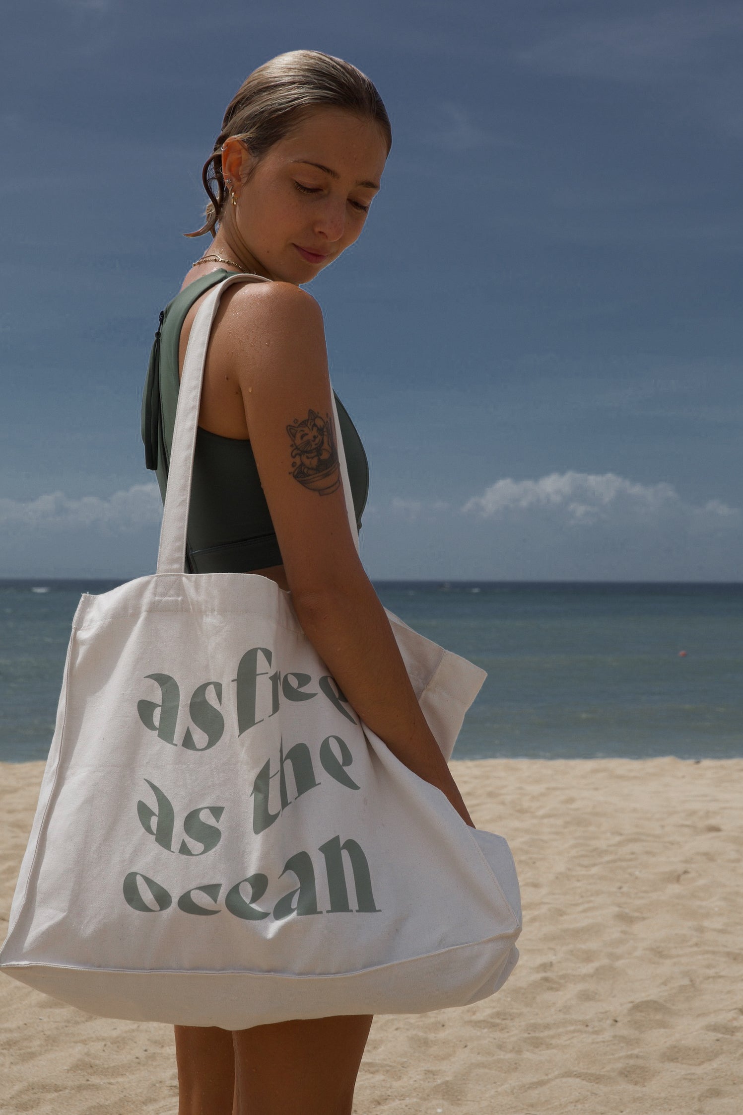 AFATO beachbag with ocean print – 'As Free As The Ocean' – representing the spirit of surfing and sustainable beach fashion.