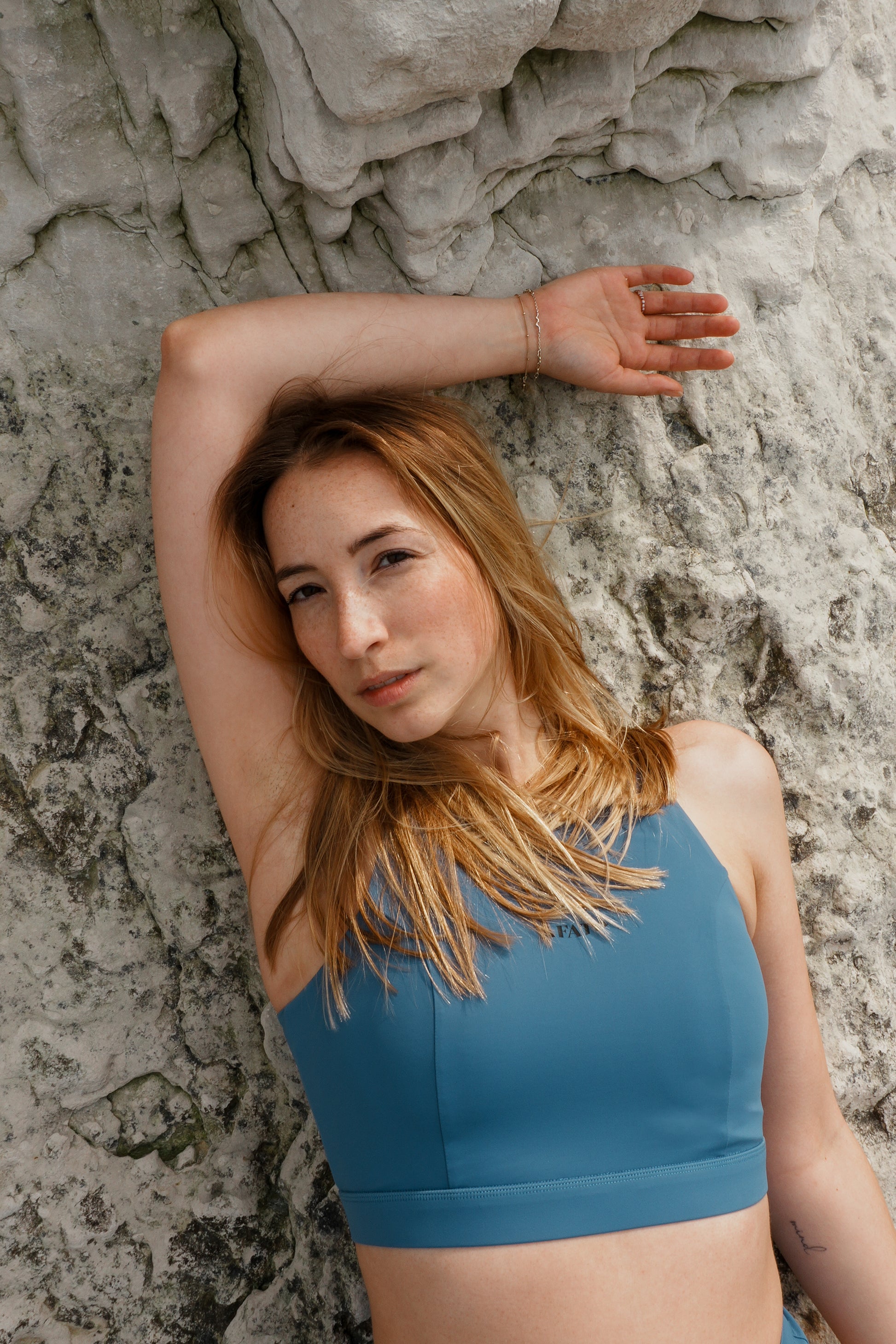 Front view of AFATO surf bikini top in slate blue – stable fit, even in strong waves.