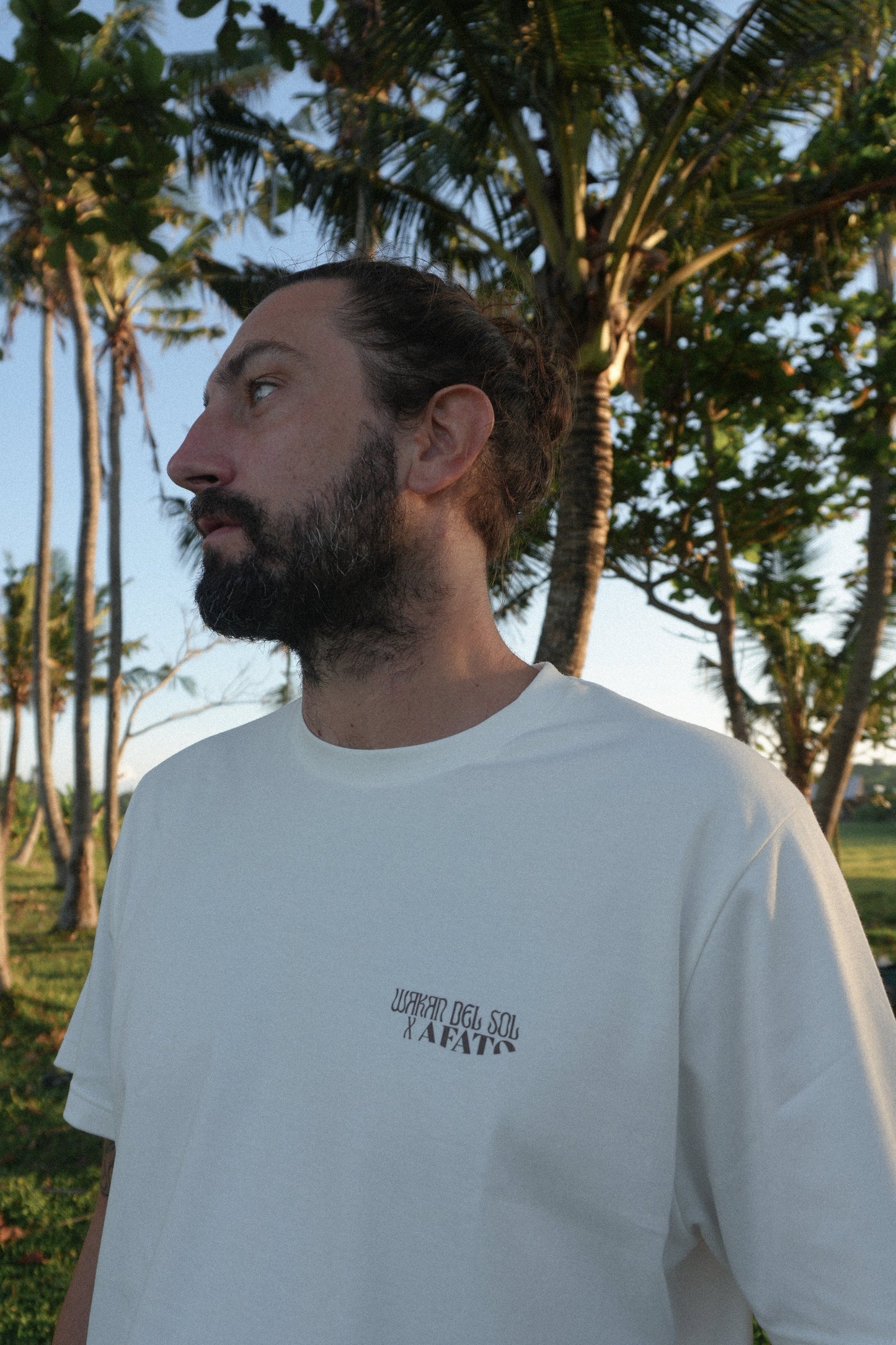 Close-up of AFATO Palm Rhythm print – detailed view of the front graphic inspired by palm trees and coastal lifestyle.