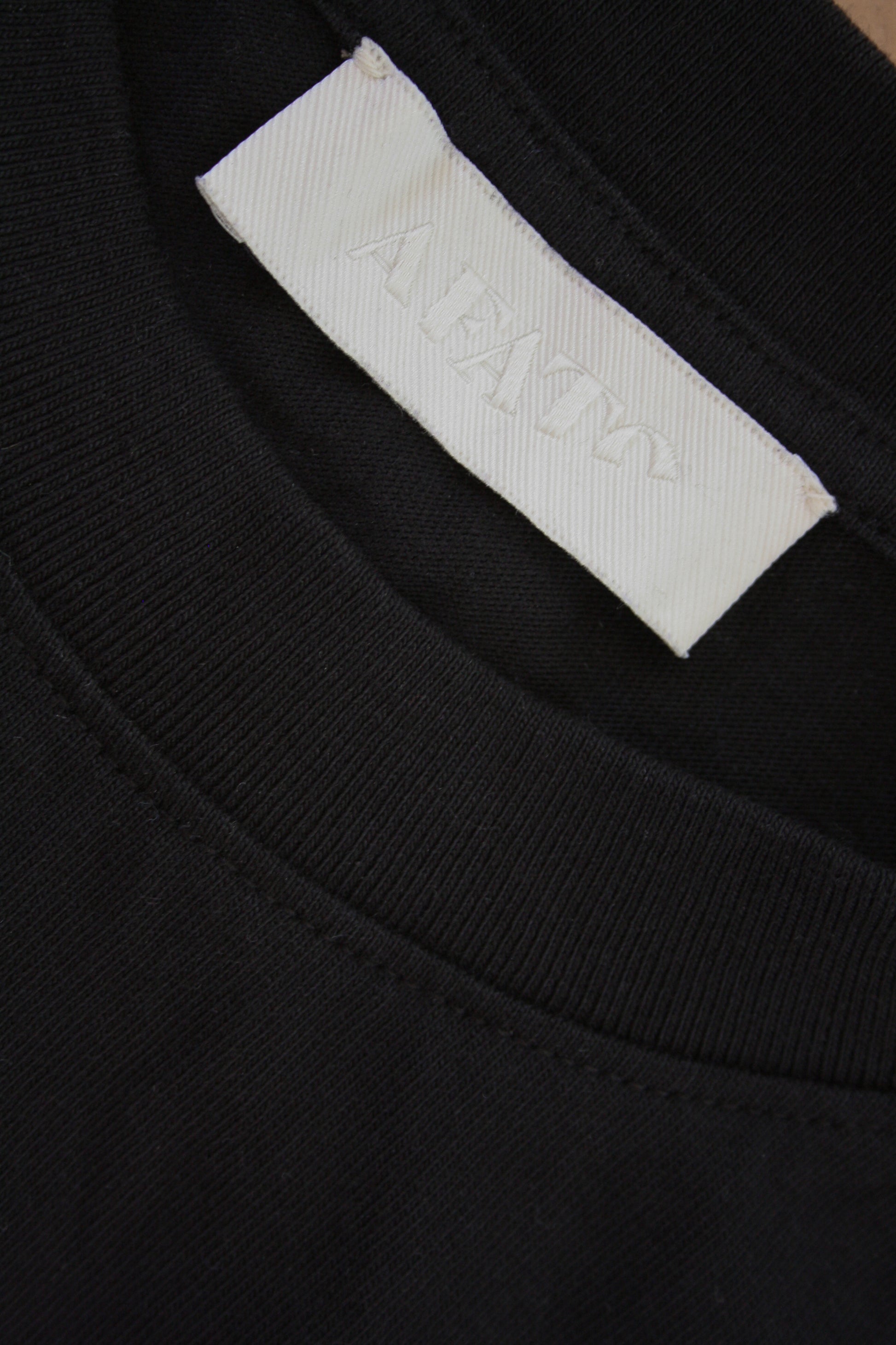 Close-up of AFATO label on shirt – high-quality design and materials for lasting beach adventures.